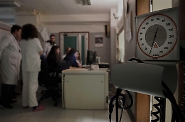 Pochi, stanchi e malpagati, la solitudine dei medici “qualunque”: «Ma voi lavorereste così?»
 