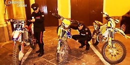 Sfrecciano in tre a Librino su moto rubate: 19enne denunciato