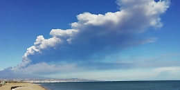 Etna, eruzione di Natale: l'imponente colonna di fumo
