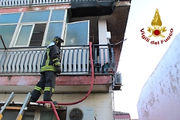 Fuoco in una veranda a S. G. La Punta: vigili del fuoco evitano il peggio
