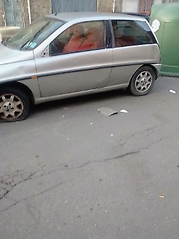 Adrano: auto abbandonata da tre mesi in Piazza Genova