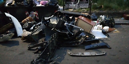 Catania, in via Sassari rottami di auto tra i rifiuti