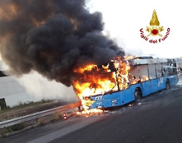 Piano Tavola, un autobus della Fce prende fuoco sulla Circonvallazione