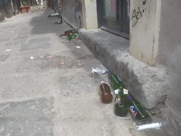 Catania, i resti del bivacco nei pressi della Cappella Bonajuto.