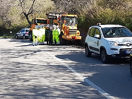 Il sindaco "fai-da-te" che ripristina la strada franata 8 anni fa