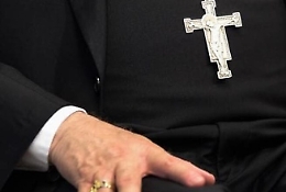 Denaro e lavoro a ragazzo africano in cambio di sesso: prete condannato