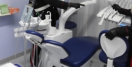 Cancelliere assenteista per fare il dentista abusivo: condannato