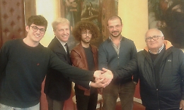 I volontari della "T.T.T. Tierra Techo Trabajo"  ricevuti dal sindaco