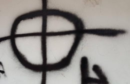 Svastiche e croci celtiche contro Resistenza a Marsala