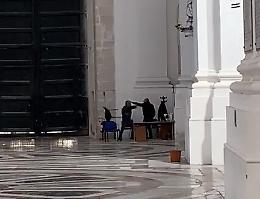 Catania, in chiesa volano schiaffi e pugni: turista tedesco filma tutto