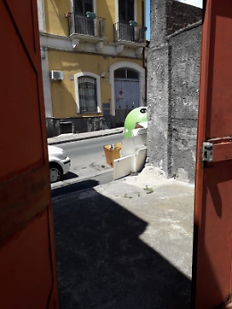 Catania: da giorni gli abitanti di Via del Bosco vivono nel degrado