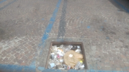 Catania, Corso Sicilia: tombino senza grata usato come pattumiera