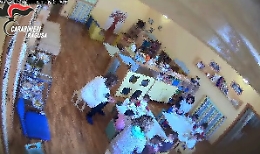 Ragusa, schiaffi e strattoni ai bambini dell'asilo nido: arrestata maestra