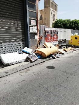 Catania: Via Cibele: "monumento" della sporcizia e della incivilt&agrave;