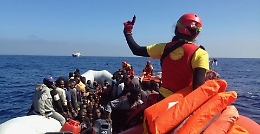 Anche la Open Arms salva 52 migranti al largo della Libia e chiede un porto sicuro