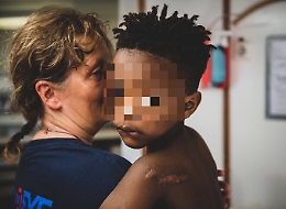 Sulla Alan Kurdi c'è un bimbo di tre anni con una ferita da arma da fuoco: «Lo portiamo a Malta»