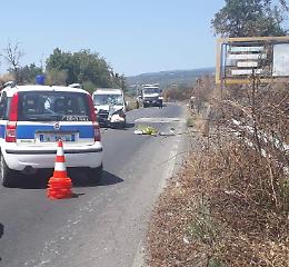 Scontro frontale tra una Vespa e un furgoncino tra Paternò e Ragalna: muore 17enne