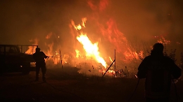 Incendi, notte di paura nel Palermitano: case minacciate dal fuoco, decine di sfollati