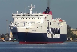 Cagliari, nave per Palermo lascia a terra ragazzini ma poi torna a riprenderli tra la rabbia dei passeggeri