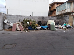 Catania, Picanello: discarica davanti al Campo Scuola