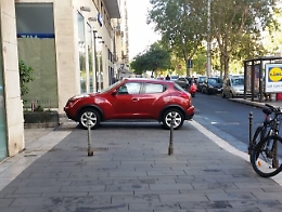 Catania, Corso Italia: "Le auto sul marciapiede... E i pedoni?"