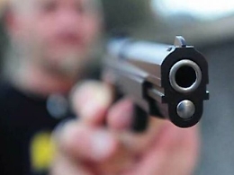 Aci Castello, tassista minacciato da un passeggero armato di pistola: un arresto