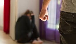 Acireale, sequestra e massacra di botte l'ex fidanzata: arrestato