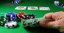 Mani di poker truffaldine per ingannare giocatori: tre arresti a Gela