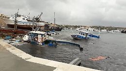 Maltempo Lampedusa, barche dei migranti "vagano" per il porto