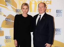 Charlene di Monaco: dal corto al lungo le mise natalizie della principessa