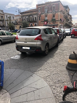 Catania: anarchia nella centralissima Piazza Cutelli