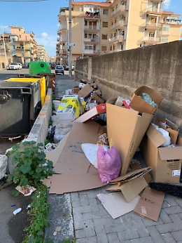 Catania: marciapiedi di via Negrelli ostruito da cartoni