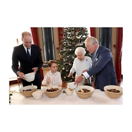 La regina Elisabetta prepara il pudding con i  suoi "tre re": ecco la ricetta