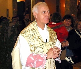 Padre Turturro, condannato per pedofilia, torna libero e celebra messa