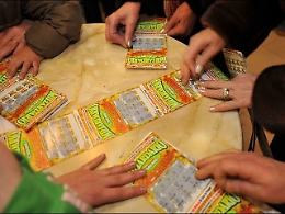 Fruga tra i rifiuti e trova "Gratta e Vinci' da 100mila euro