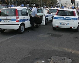 Catania, aggredisce vigili che lo sanzionano per aver "saltato" coda di auto