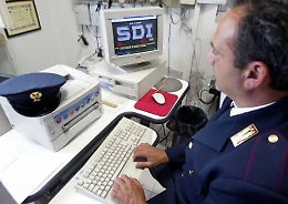 Adescavano minorenni sul web e facevano circolare le foto osé