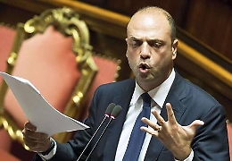 Alfano indagato diventa un caso politico L&rsquo;M5S propone la sfiducia, l&rsquo;Ncd lo difende