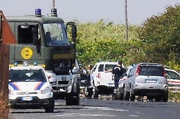 L'auto prende fuoco lungo la Statale 417, due feriti