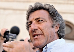 Piscina costruita in villa a Filicudi, Barbareschi assolto da abusivismo