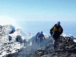 «Posso portare i turisti sul vulcano alle Canarie, ma non qui». Il paradosso delle guide dell'Etna