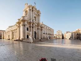 Le piazze di Sicilia  "cercano" il loro popolo: negli scatti di Rotoletti le agor&agrave; da riconquistare
