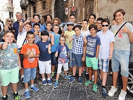 Catania, folla di aspiranti attori in coda per i casting di Ficarra e Picone