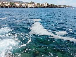 Scie di schiuma in mare immagine incubo a Ognina