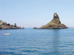 Redbull e gli equilibristi sul mare dei Ciclopi ma l'Università di Catania dice no