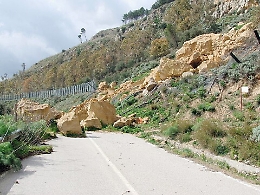 Di notte qualcuno "riapre" la strada