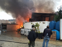 Licata, a fuoco deposito di materiale edile: danni ingenti