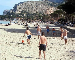 Palermo, tentato furto alle bancarelle, maxi rissa tra ambulanti e ragazzi