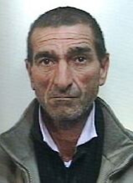 Giarre, estorce denaro ai vicini e brucia loro le automobili