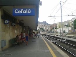 Cefalù, locomotore a fuoco evacuato il treno Roma Palermo